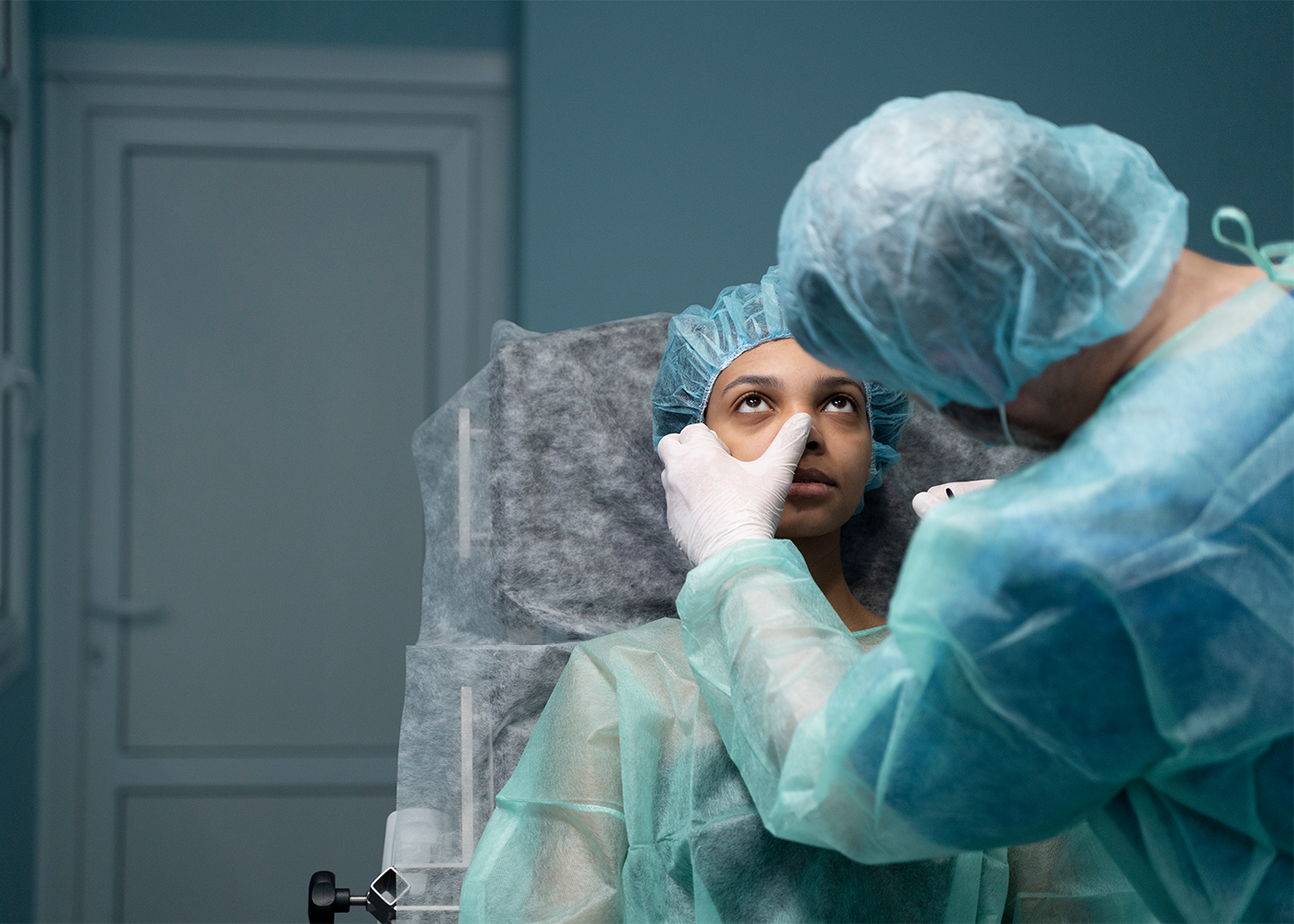Dr. Vihang Sukhadia examining a patient's facial injury and fractures at Sukriti Hospital in Bharuch. Advanced treatment for facial cuts, tissue loss, and bone fractures.